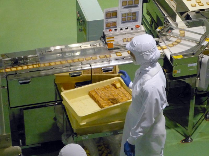 vitrine-TOUDON-min_japan_sapporo_chocolate_factory_label_packaging_cookie_machine_operator-961505