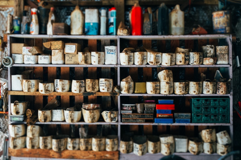 vitrine-TOUDON-min_shelf_garage_dirty_collection_grunge-1178