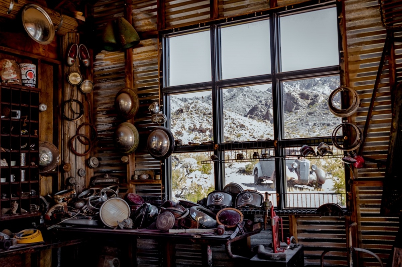 vitrine-TOUDON-min_shop_window_part_junk_abandoned-138873